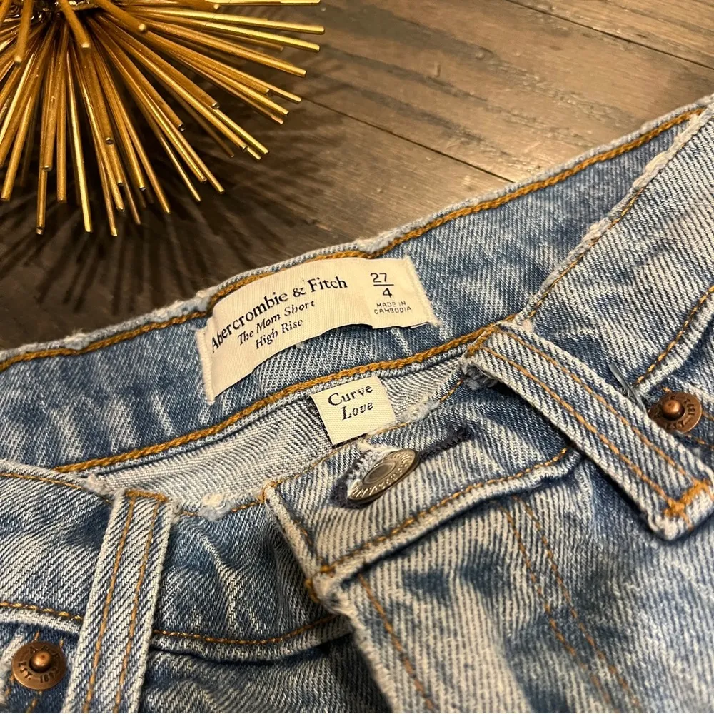 Abercrombie & Fitch High Rise Curve Love Mom Short Size 27/4 - Image 2