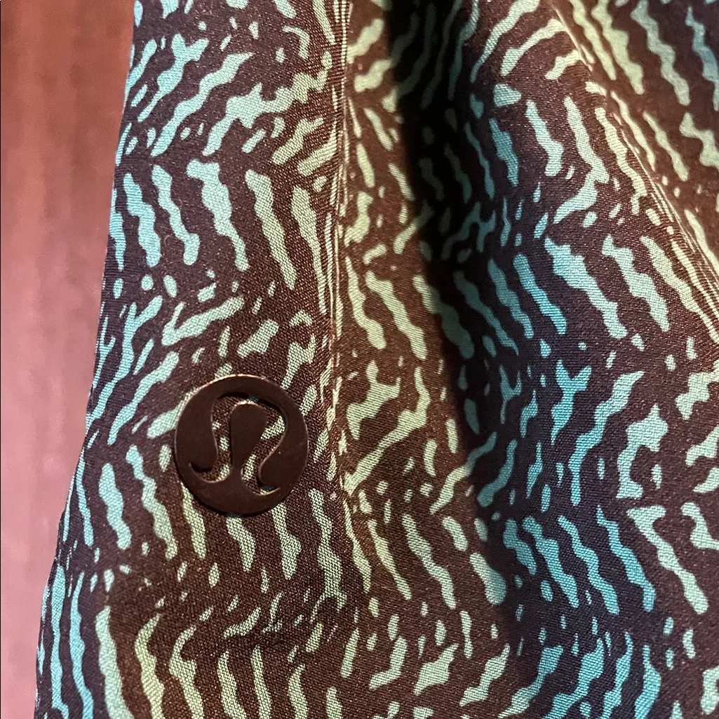 Lululemon Athletica Summer Short Older style Black and Teal Athletic Shorts - Image 2