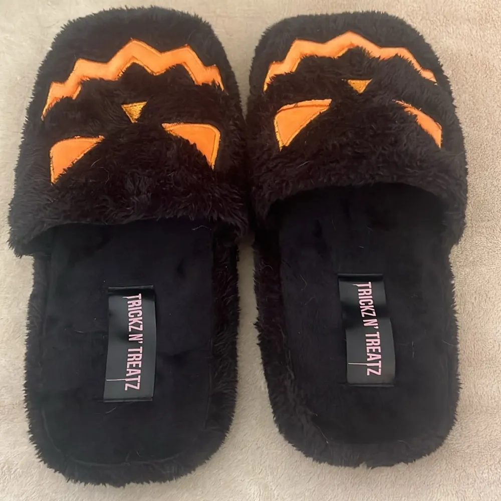 NEW Trickz N Treatz Totally Cracked Faux Fur Slides Black Size undefined - Image 3