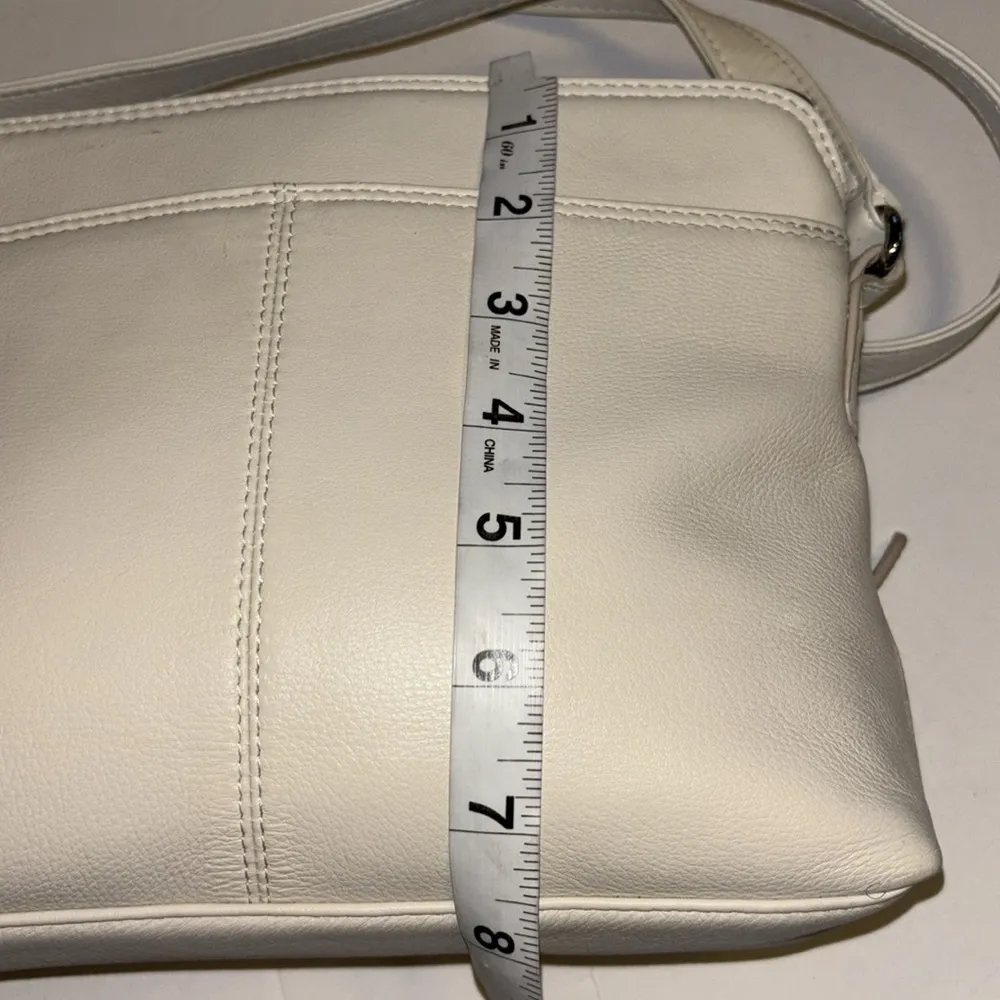 CREME COLOR LEATHER CROSSBODY WITH ADJUSTABLE STRAP
SILVER HARDWARE RFID Silver - Image 11