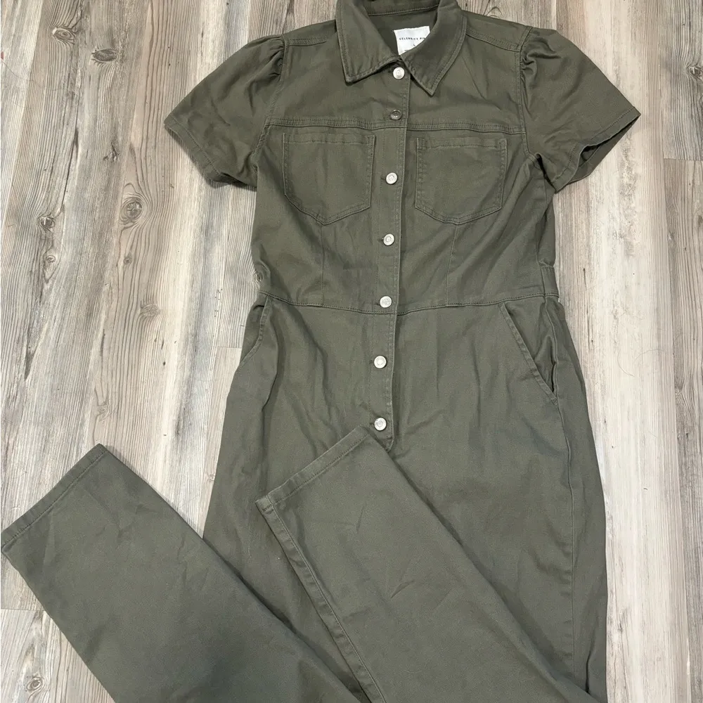 Khaki green jumpsuit with button - Image 5