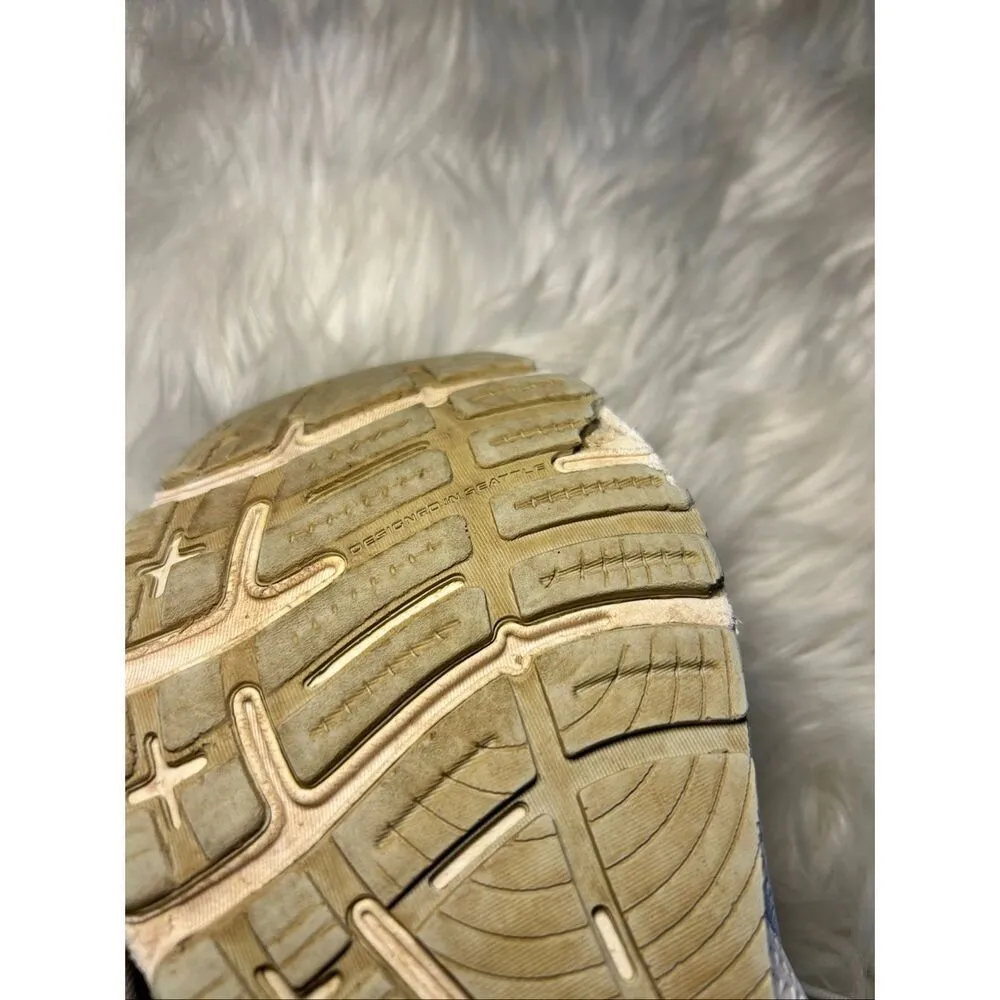 Brooks adrenaline gts 22 white and gray size 8 - Image 5