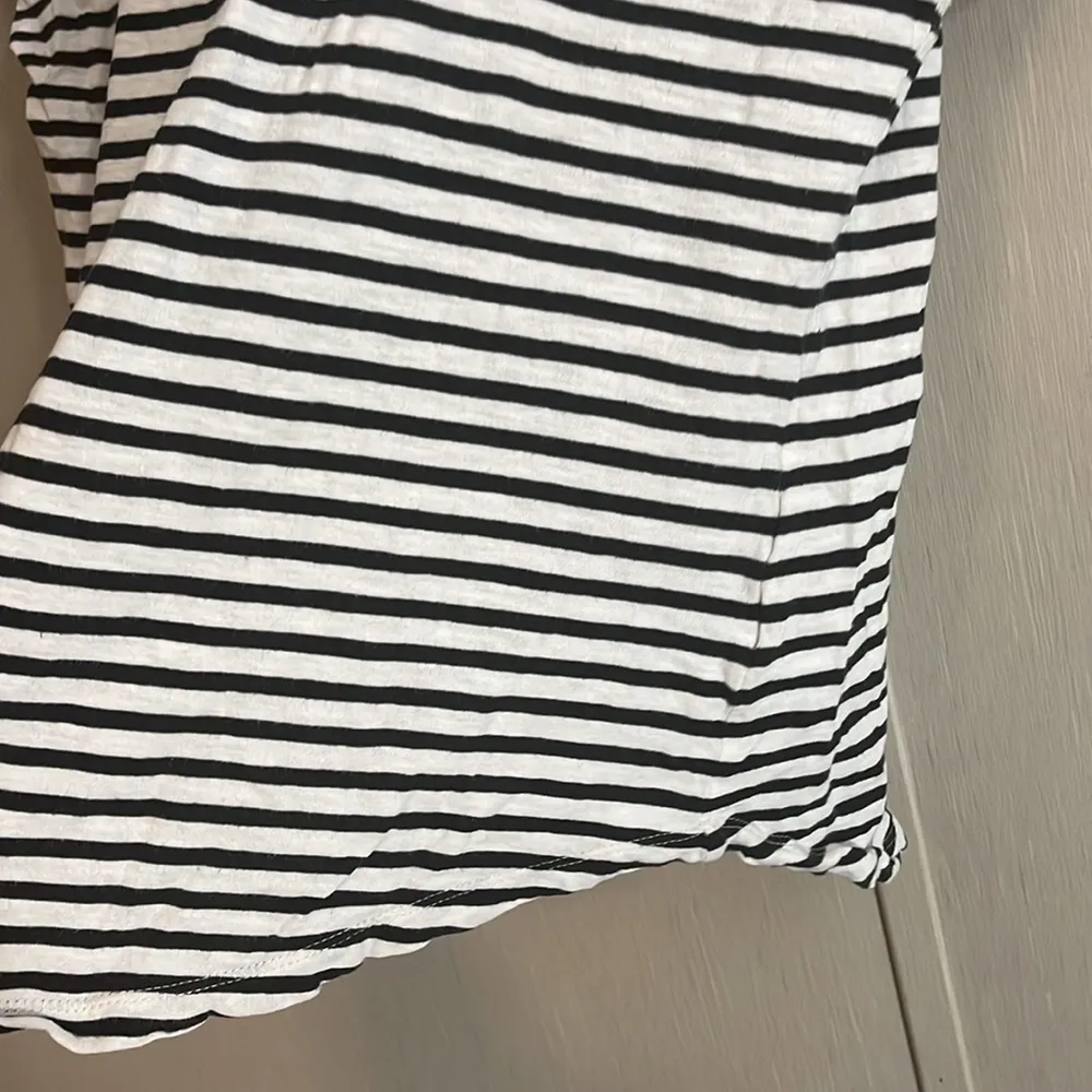 Madewell black and white tee shirt medium curved hemline - Image 3