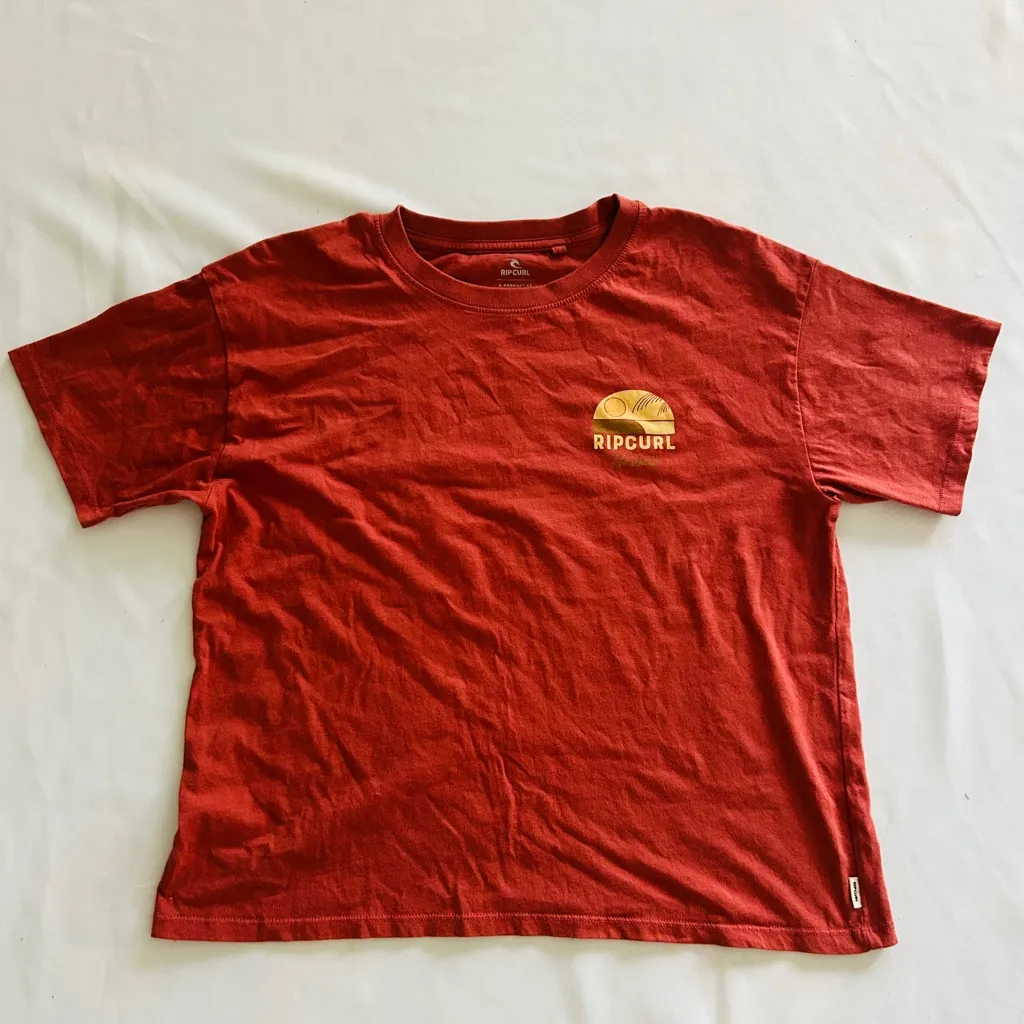 NWOT Medium Rip Curl Hawaii Scarlet Red Cropped Tshirt Graphic Print Beach Surf - Image 2
