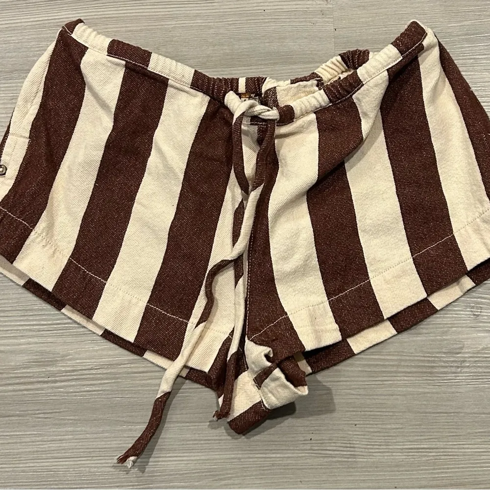 New with flaw  HOT HOT HOT Shorts chocolate sz medium - Image 3