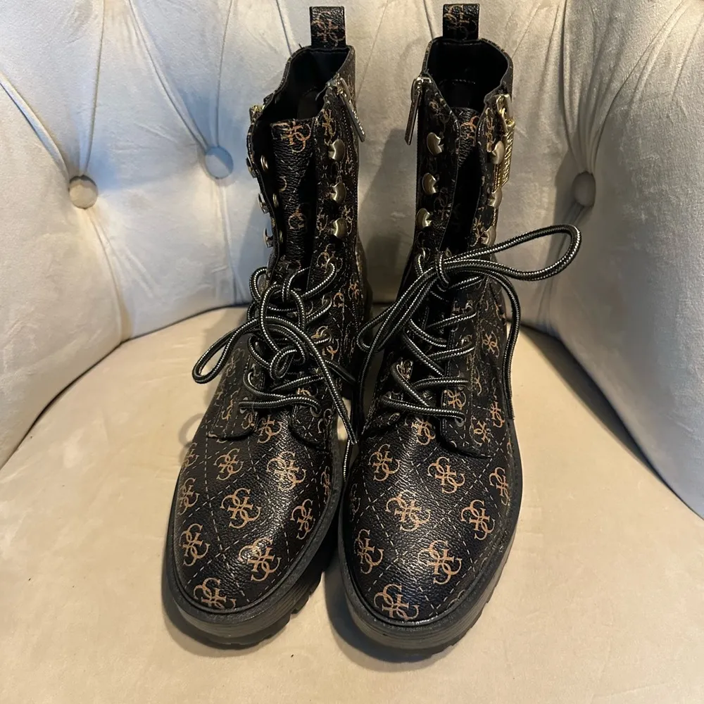 Guess  Fearne pull on side zipper ladies boots. Size  9 1/2 - Image 4