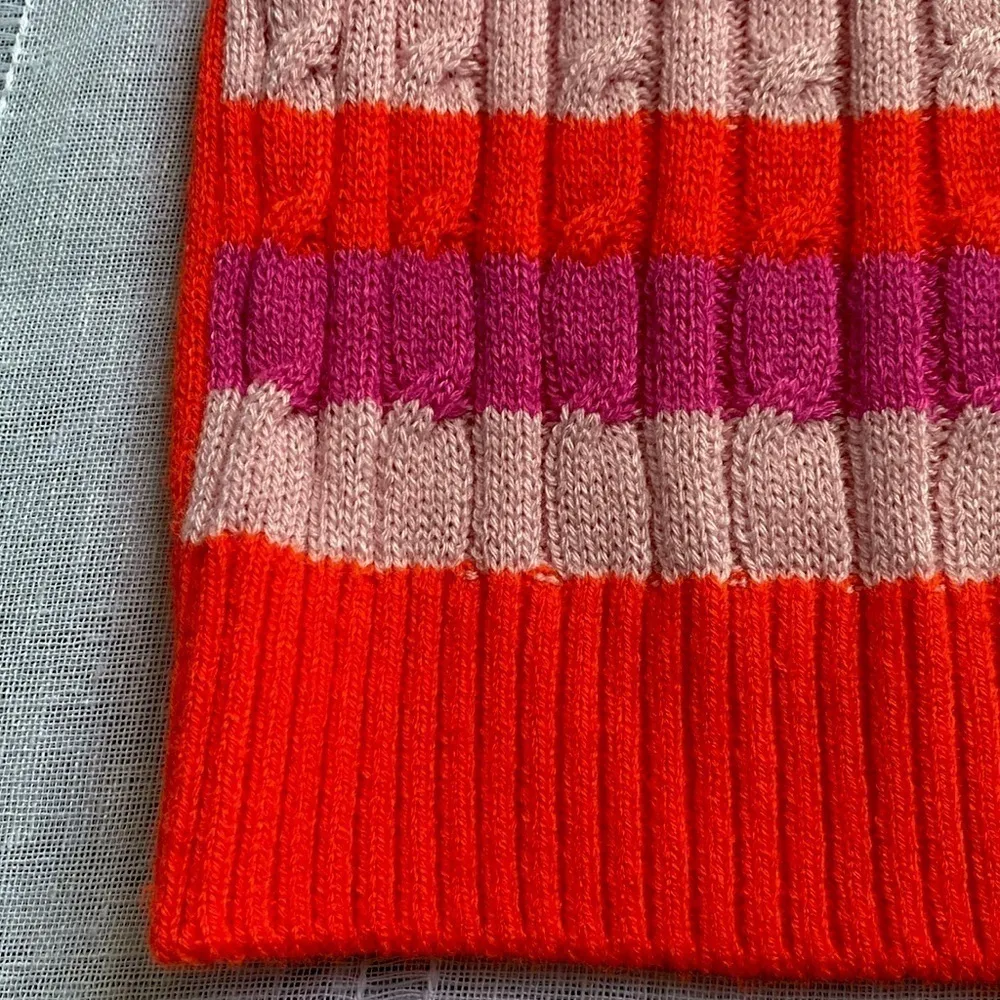 Divided stripped cropped sweater vest in vibrant colors. - Image 3