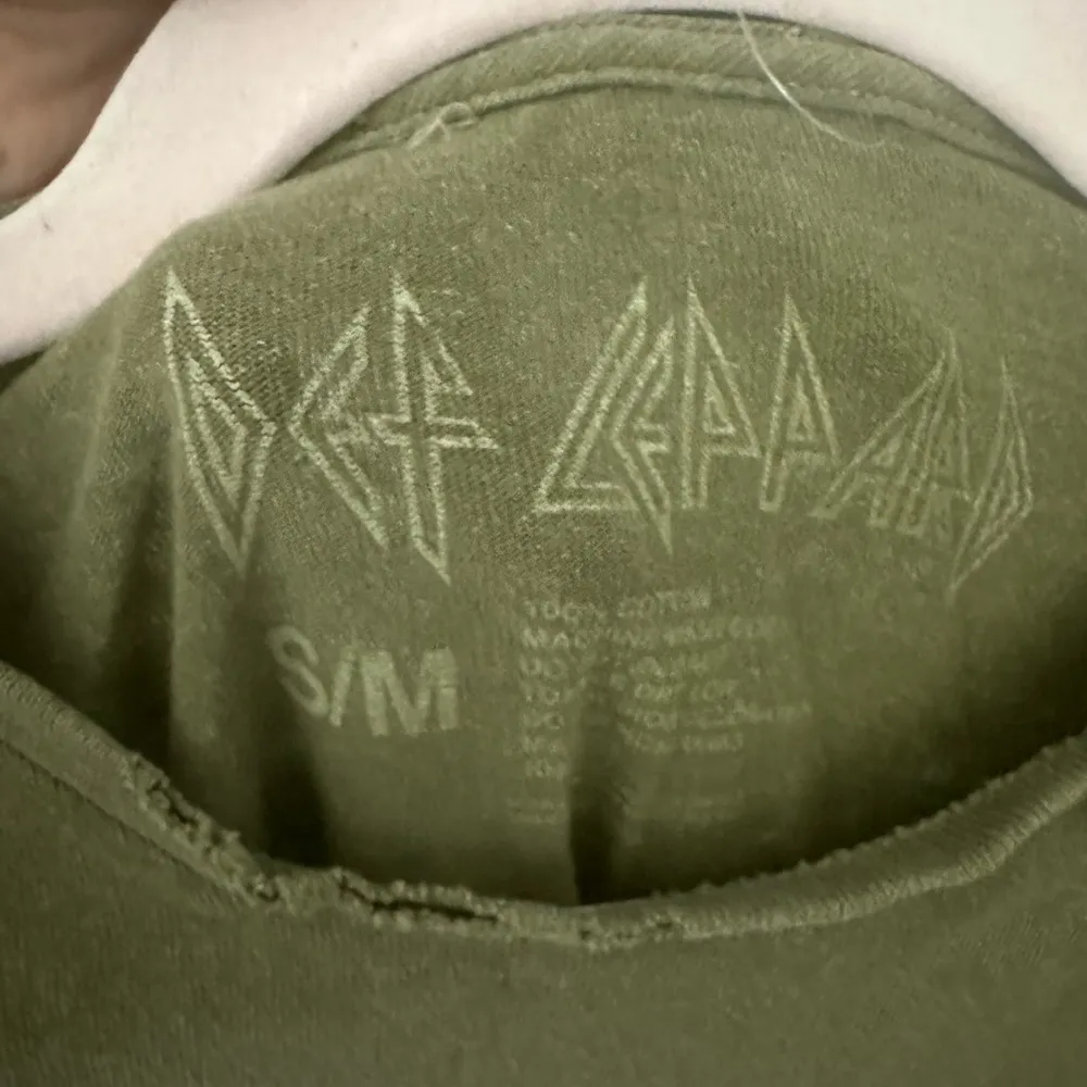 Urban Outfitters  Def Leppard Distressed T Shirt Size S/M - Image 2