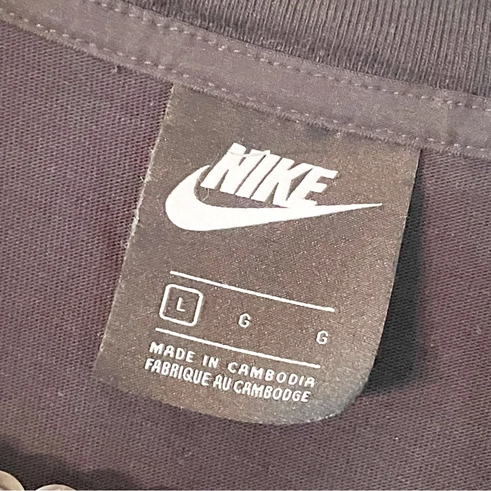 Nike Size Large Cropped Short Sleeve Silver Swoosh Athletic Short Sleeve T-shirt - Image 4