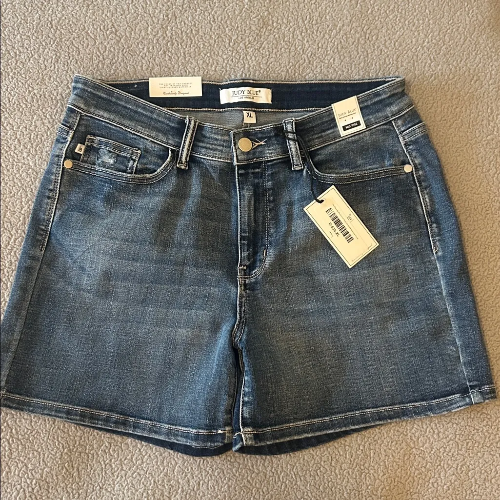NWT Judy Blue Mid Rise Contrast Medium Wash Jean Shorts Destroyed Pocket XL - Image 3