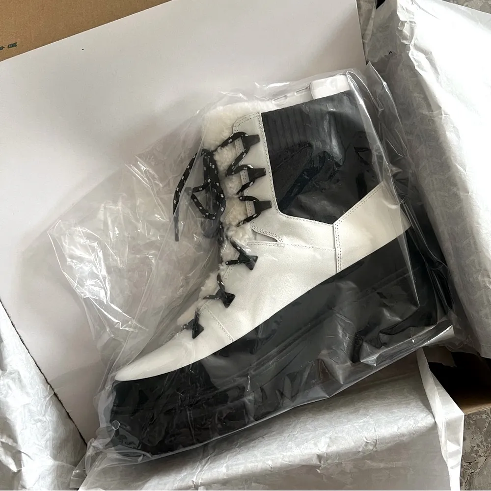 Marc Fisher LTD Izuma Lugsole Boots in White/Black, Size 9, New in Box - Image 7