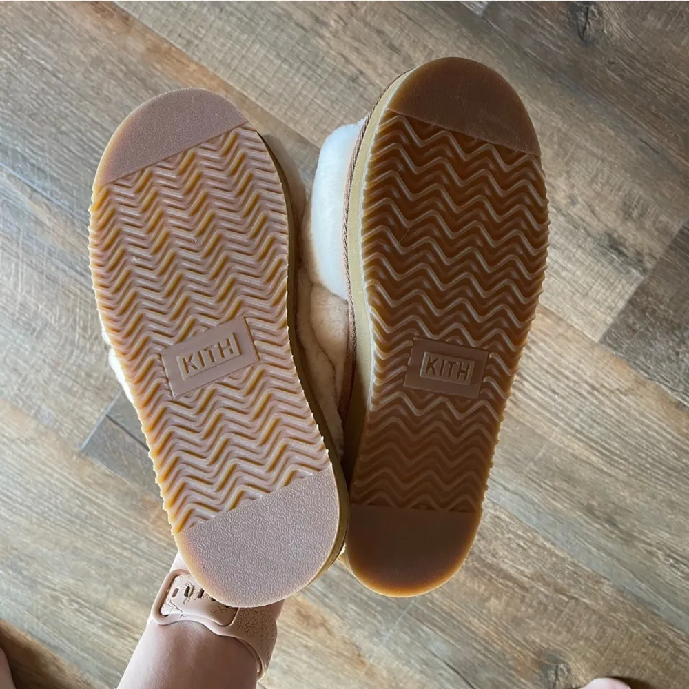 KITH Amari Criss Cross Sheepskin Slippers in Cream - Image 4