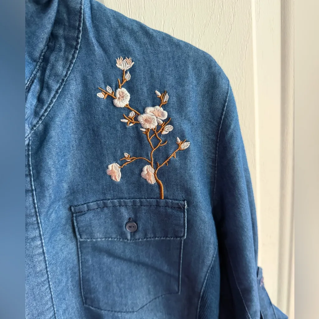 CAVALINI Blouse Denim Button Down Floral Embroidered =SIZE M= NWOT Blue Stretch - Image 7