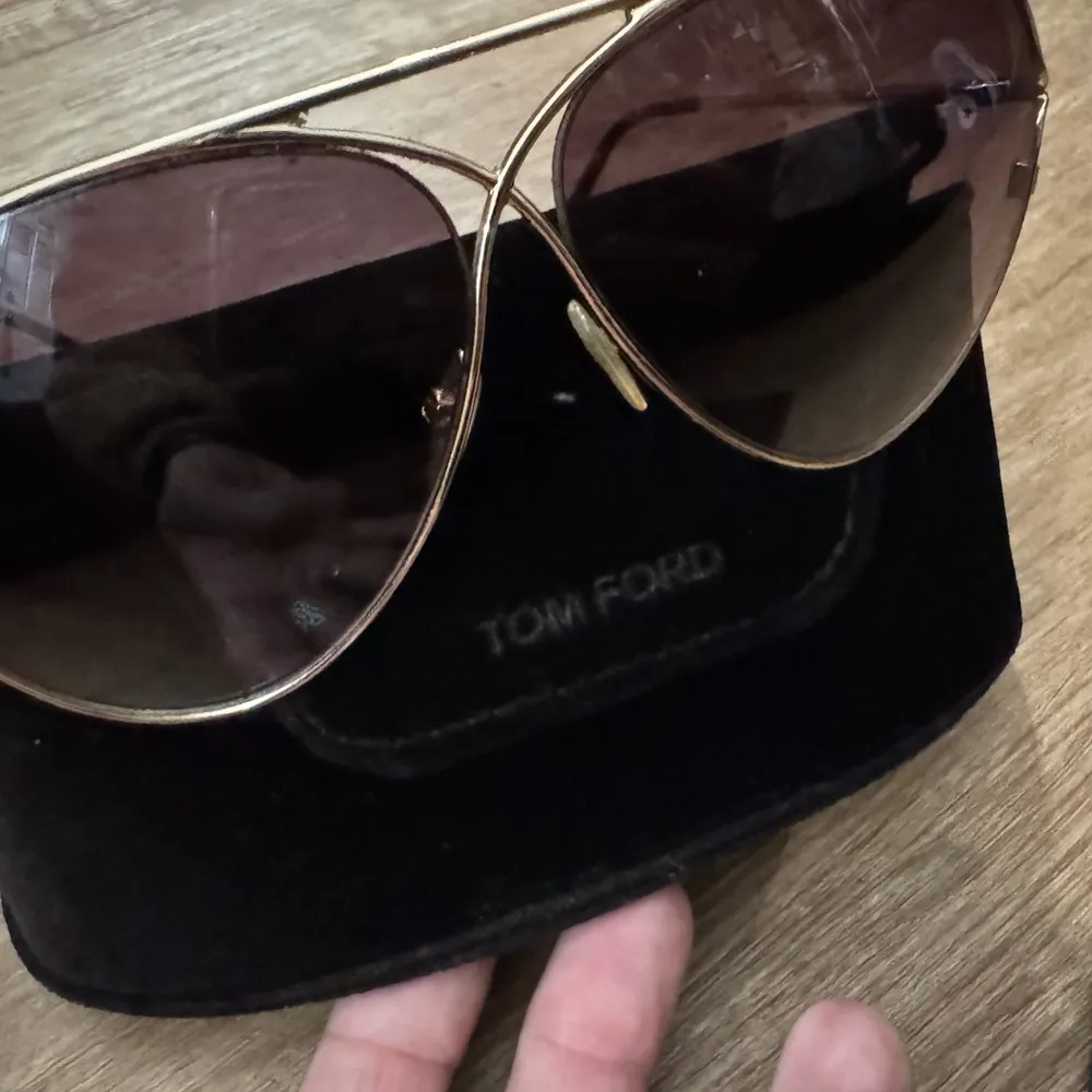 TOM FORD GOLD AVIATOR SUNGLASSES EUC VELVET CASE AND CARDS INCLUDED - Image 2