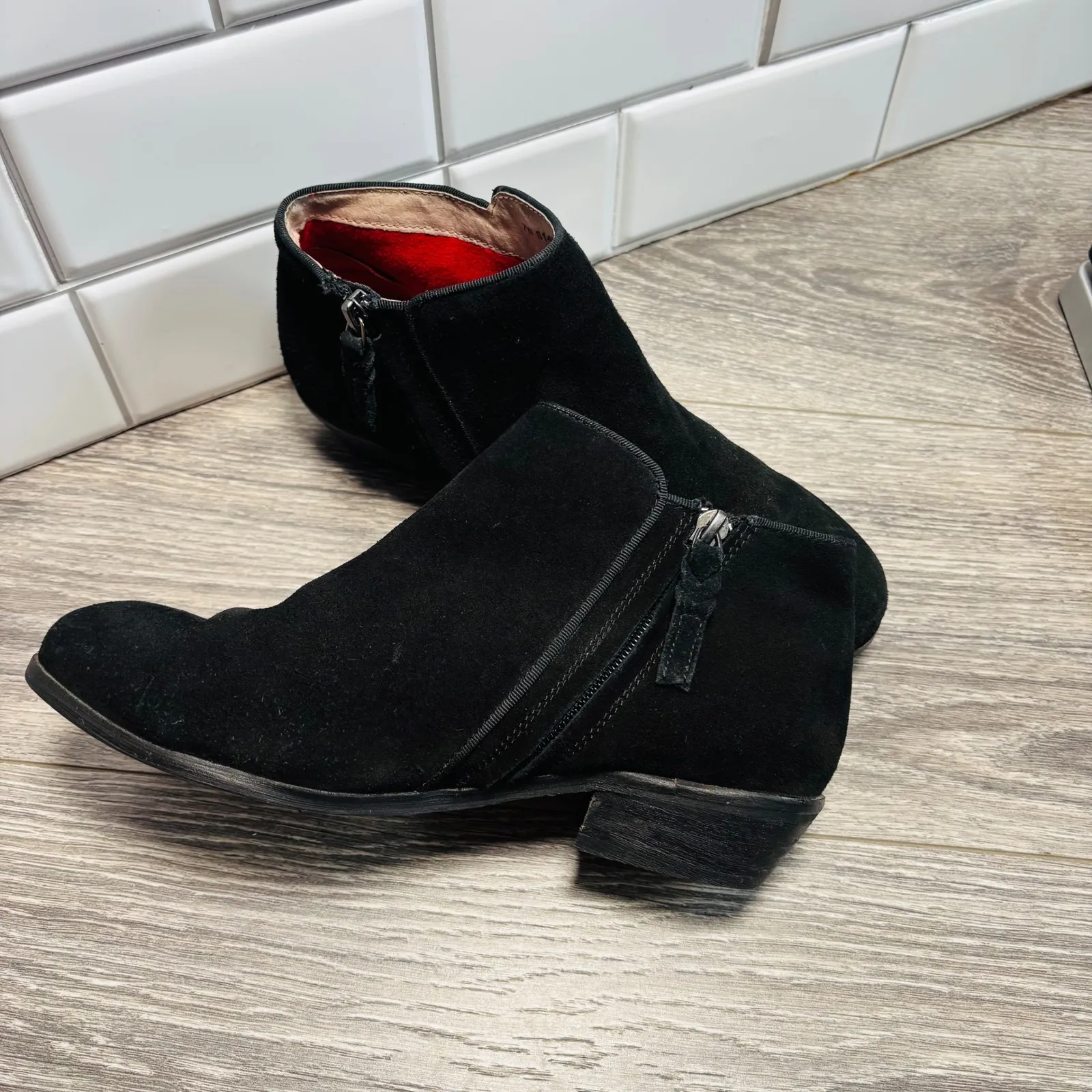 Softwalk Rocklin Black Suede Side Zip Ankle Boots Women's Size 7W - Image 4