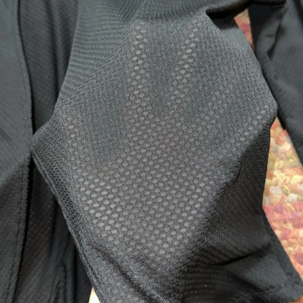 LORNA JANE AUSTRALIA BLACK TEXTURED LONG SLEEVE OPEN BACK LONG SLEEVE - Image 5