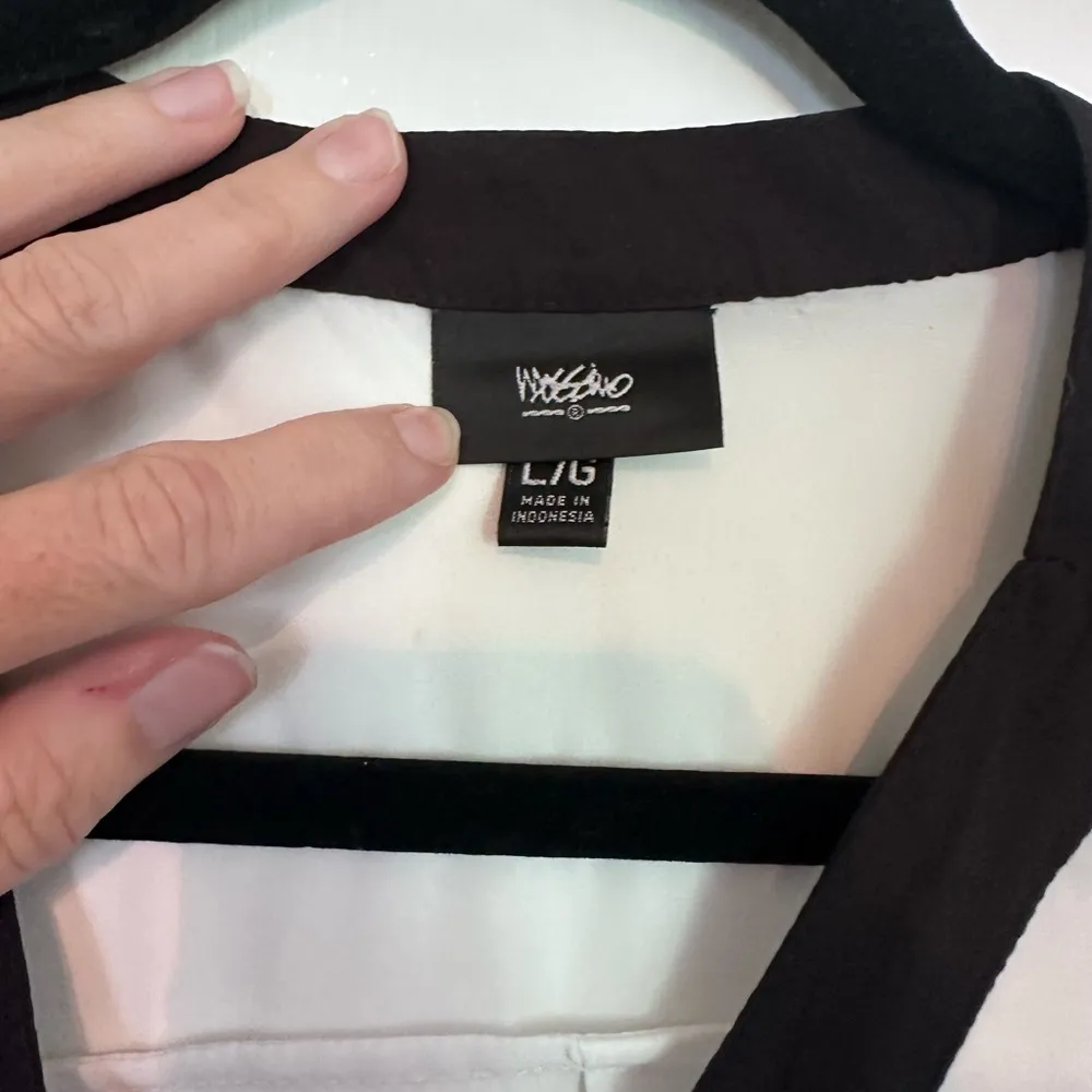 Mossimo Supply Co. Black and White Buttoned Blouse Size L - Image 2