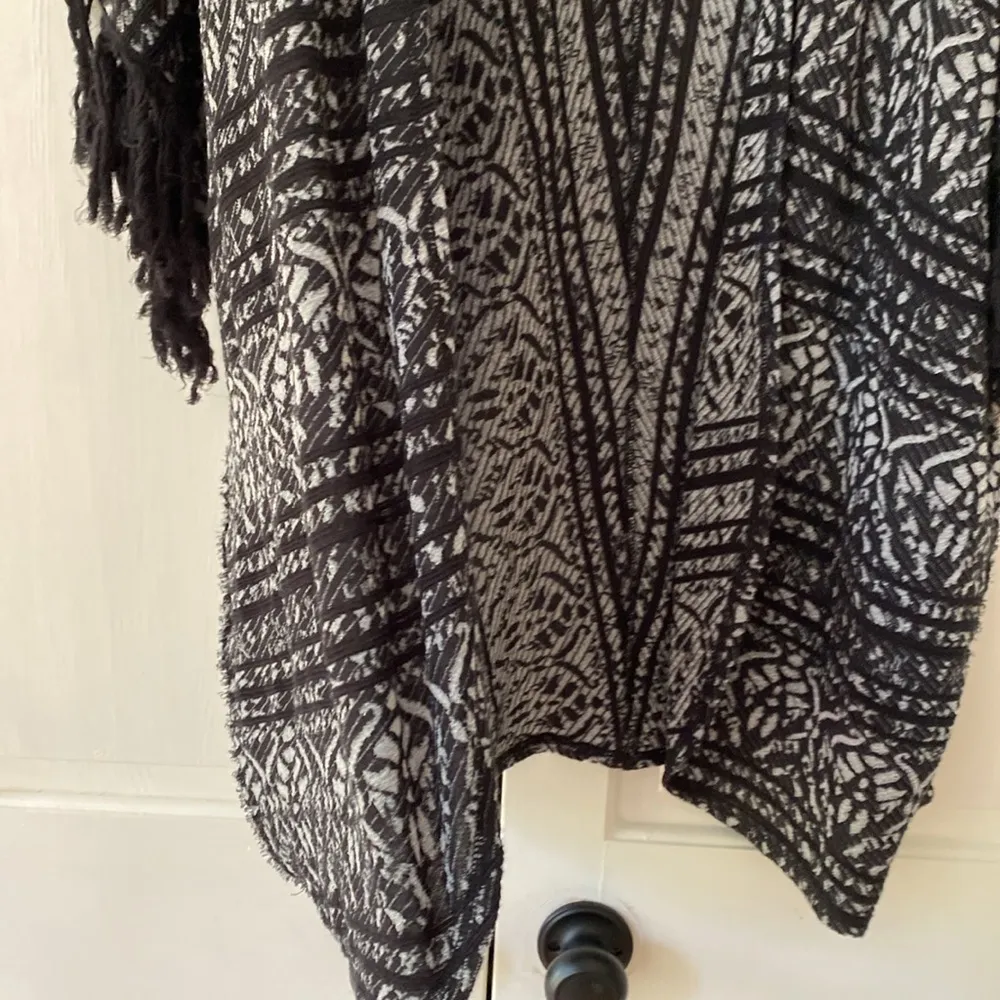 Free People Black Pattern Fringe Kimono‎ Cardigan Size M/L Rare ASO Selena Gomez - Image 8