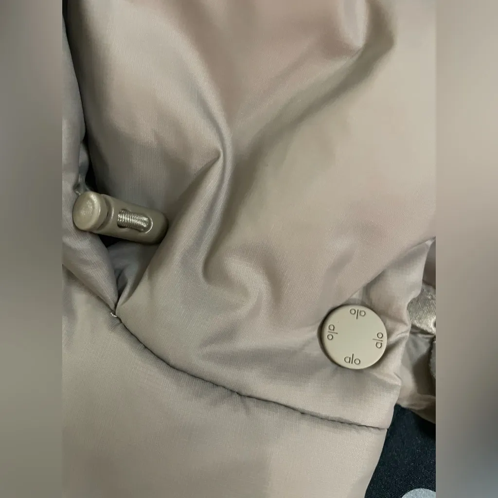 ALO Yoga NWT Gold Rush Puffer Vest Cropped Jacket on Light Cocoa Color Size S - Image 6