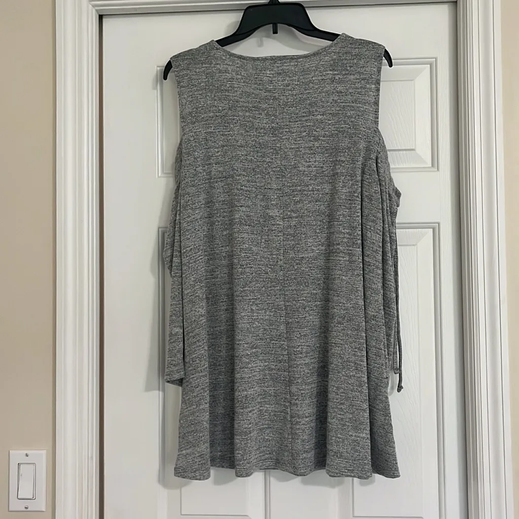 Cupio Anthropologie‎ cold shoulder knit top grey - Image 3