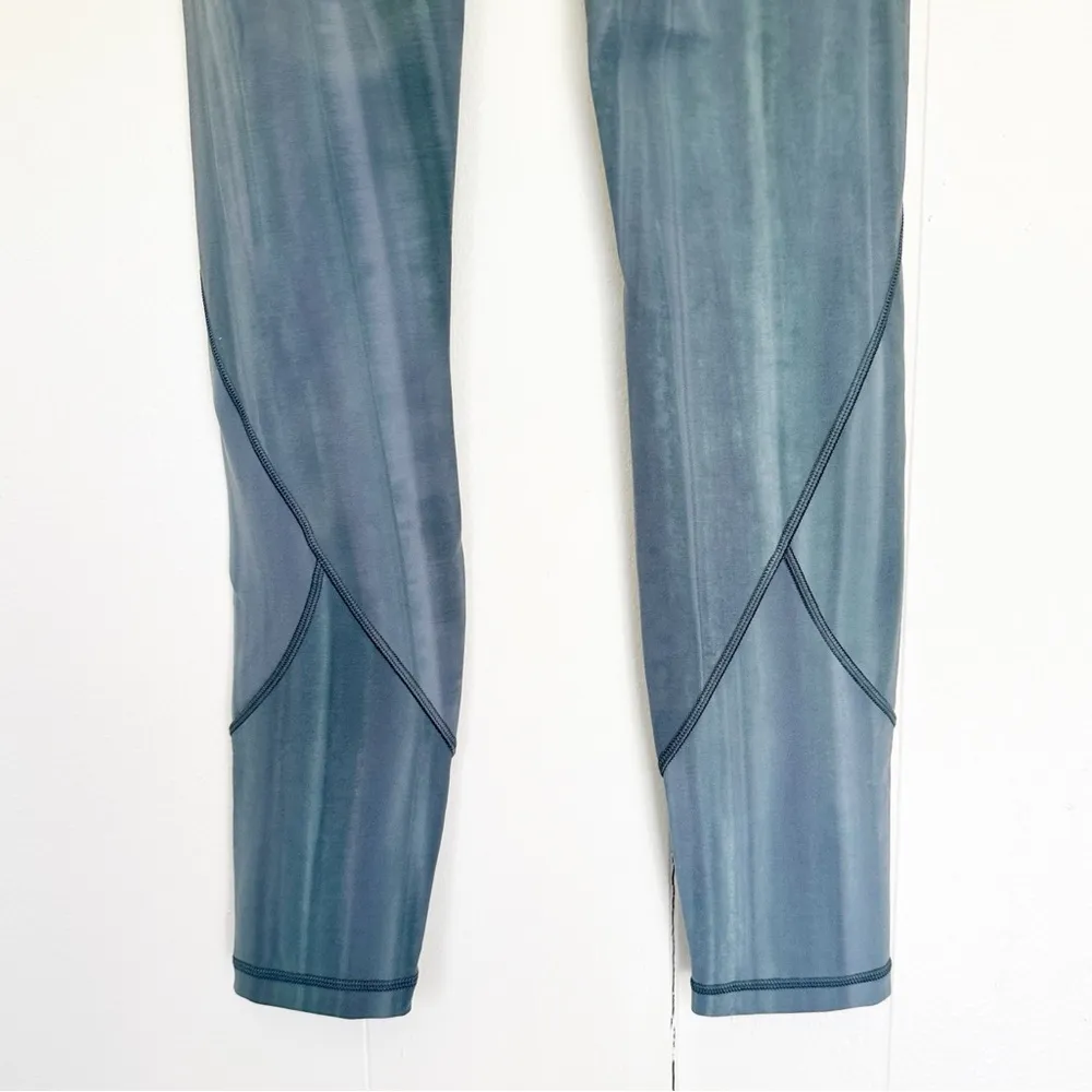 LULULEMON In Movement Tight 25" Everlux Linear Spray Dye White Deep Ocean Size 2 - Image 9