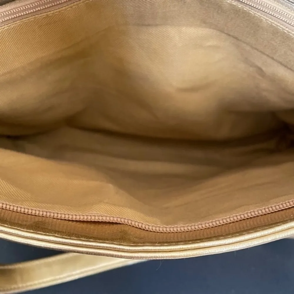 1990s BH Smith Gold Quilted Faux Leather Shoulder Bag Vintage Shopper Tote Purse - Image 10