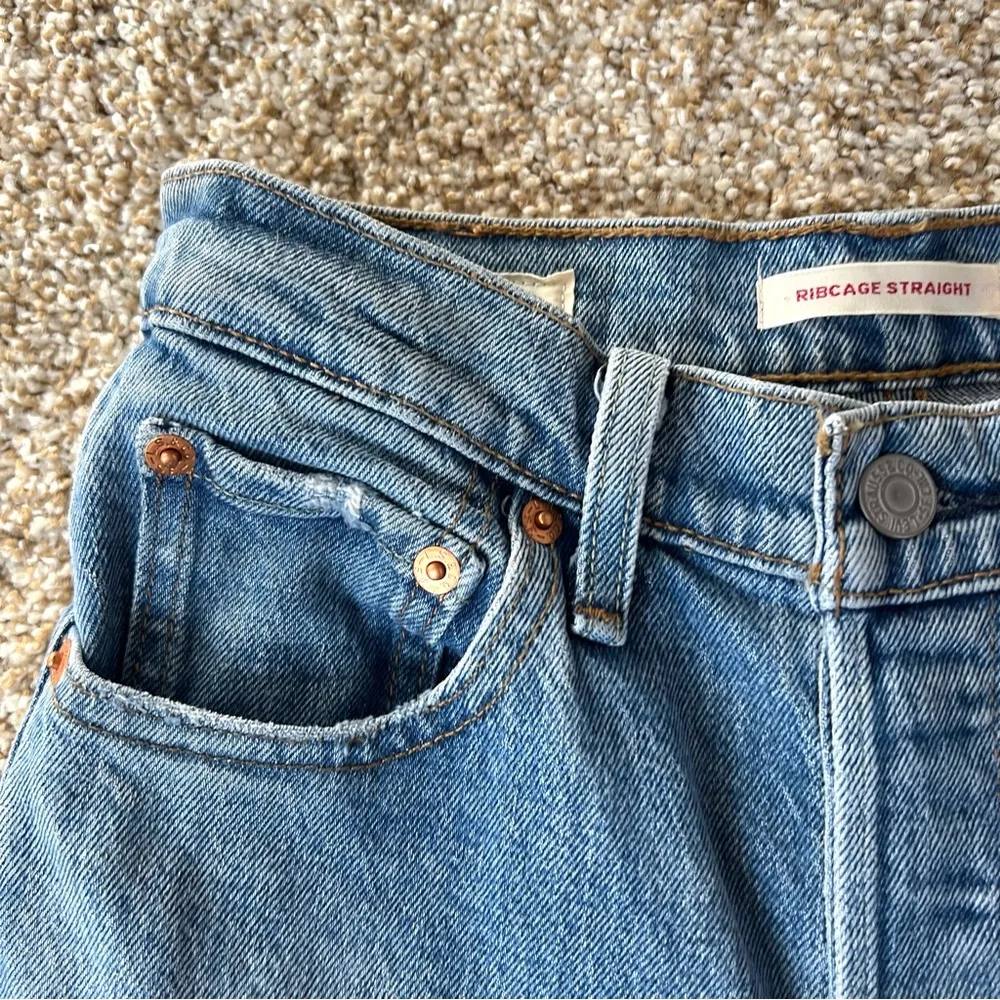 Levi’s Ribcage Straight Jeans Super High Rise 25x27 Light Wash - Image 5