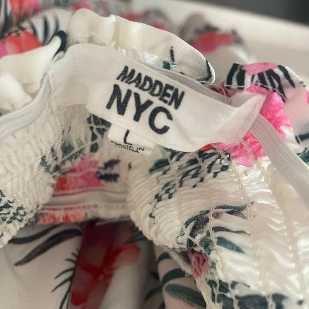 Halter top floral mini dress from Madden like new size large - Image 4