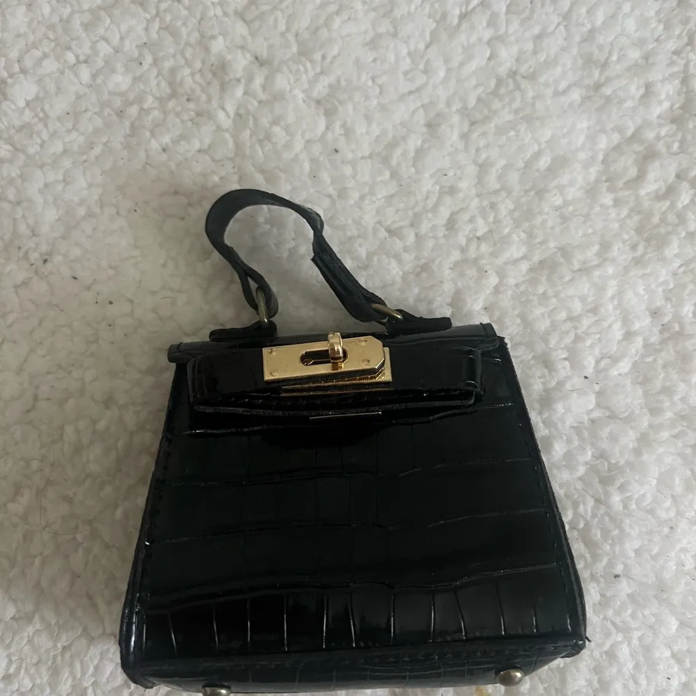 Elegant Black Croc-Embossed Handbag - Image 3