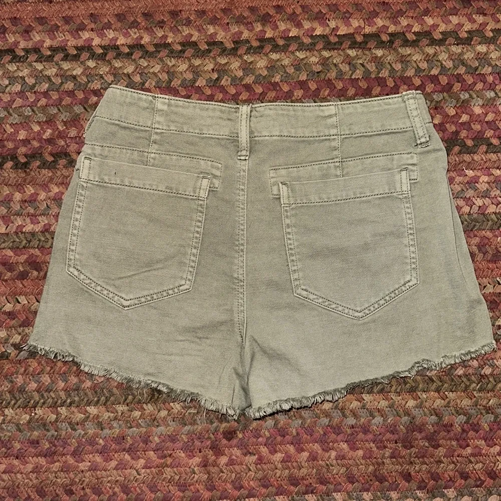 American Eagle  ARMY GREEN BUTTON FLY CARGO CUT OFF SHORTS - Image 4