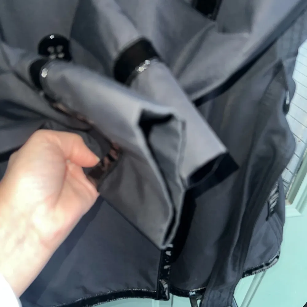 Short Black Trench Coat Lined in Black Patent Leather Size S - Image 8