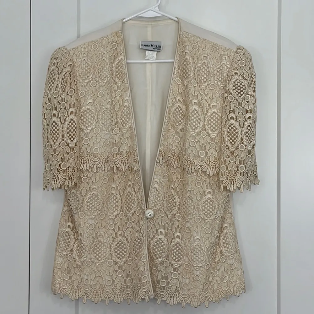 Vintage Karen Miller 80s Med Beige Cream Lace Short Sleeve Button Formal Jacket - Image 4