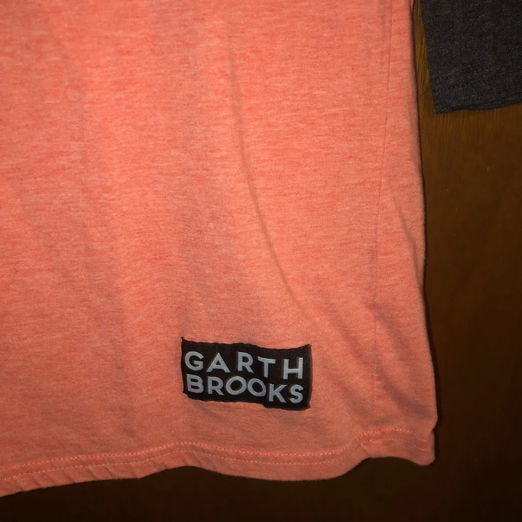 Garth Brooks World Tour Band Merch Casual Lightweight Tee Size Medium Pink - Image 3