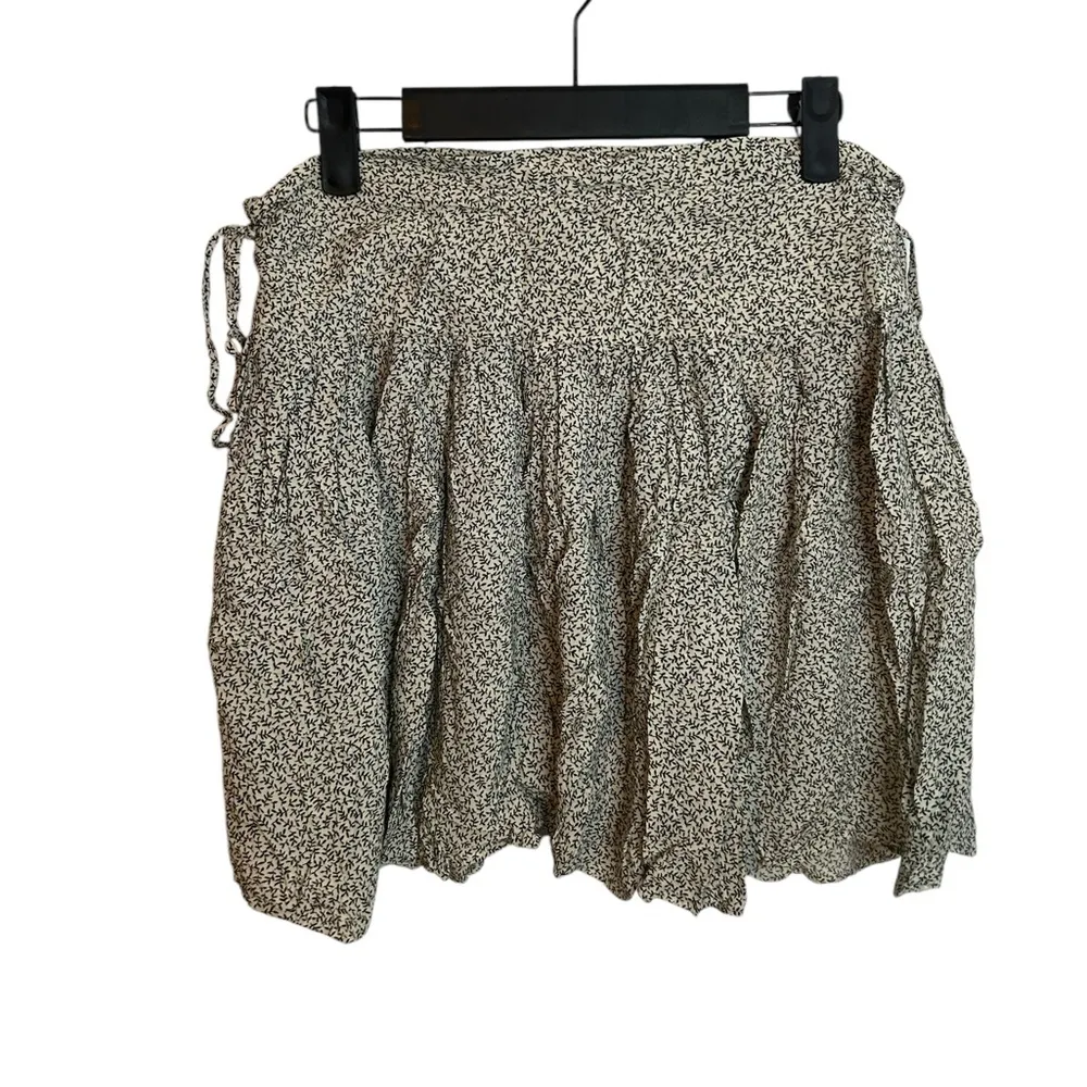H&M Ditsy Floral Cinched Mini Skirt - Image 2