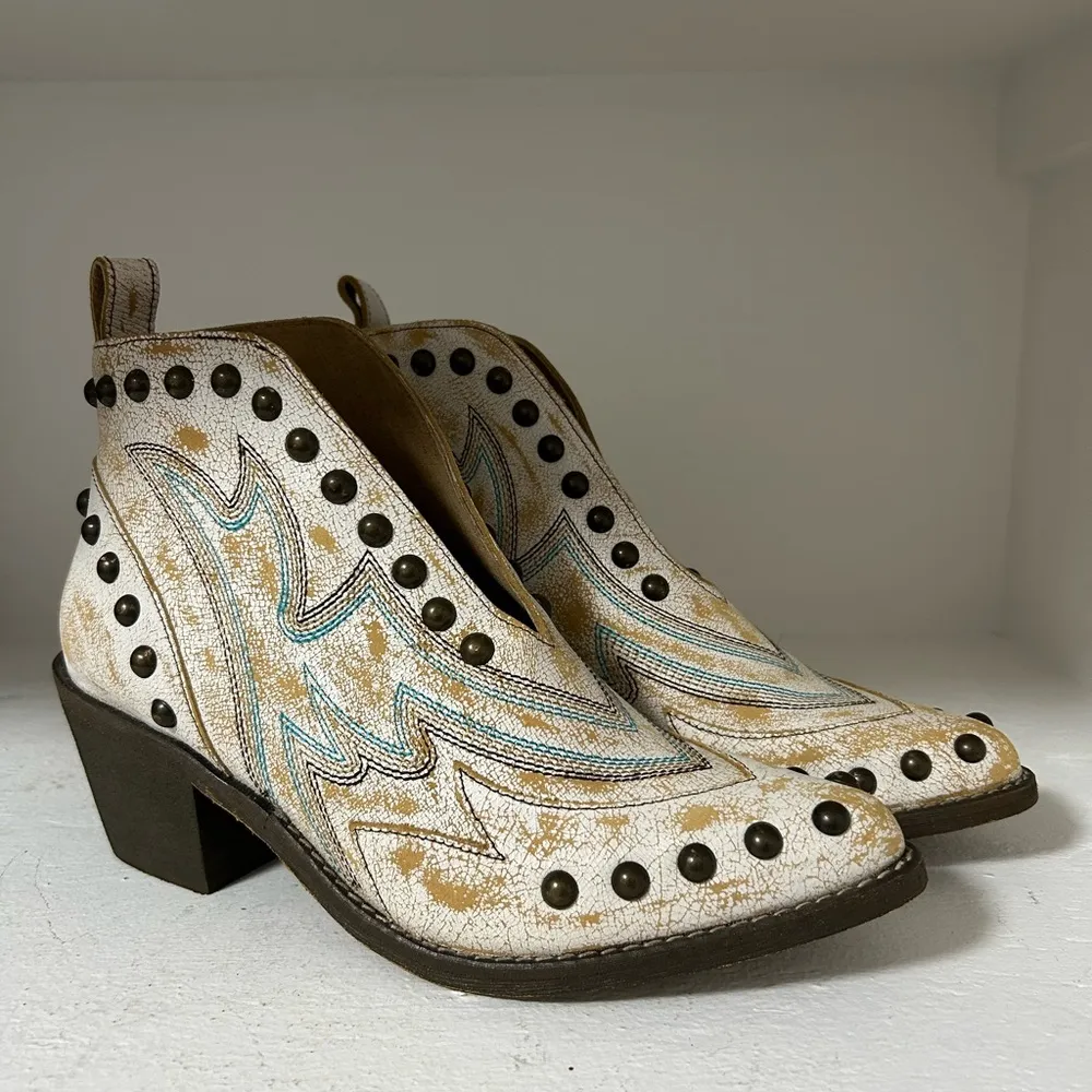 Circle G Corral White Studs Bootie NWOT - Image 2