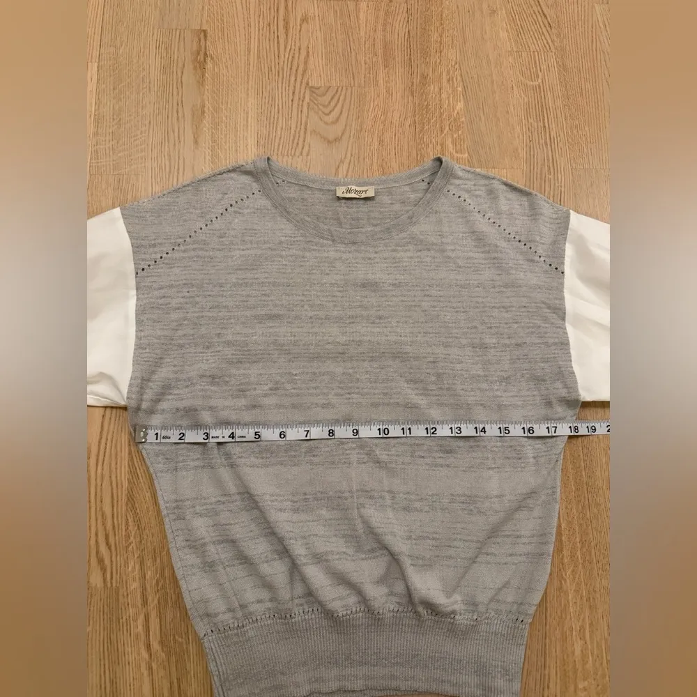 Women’s Gray crewneck knit top with accent sleeves size small - Image 9