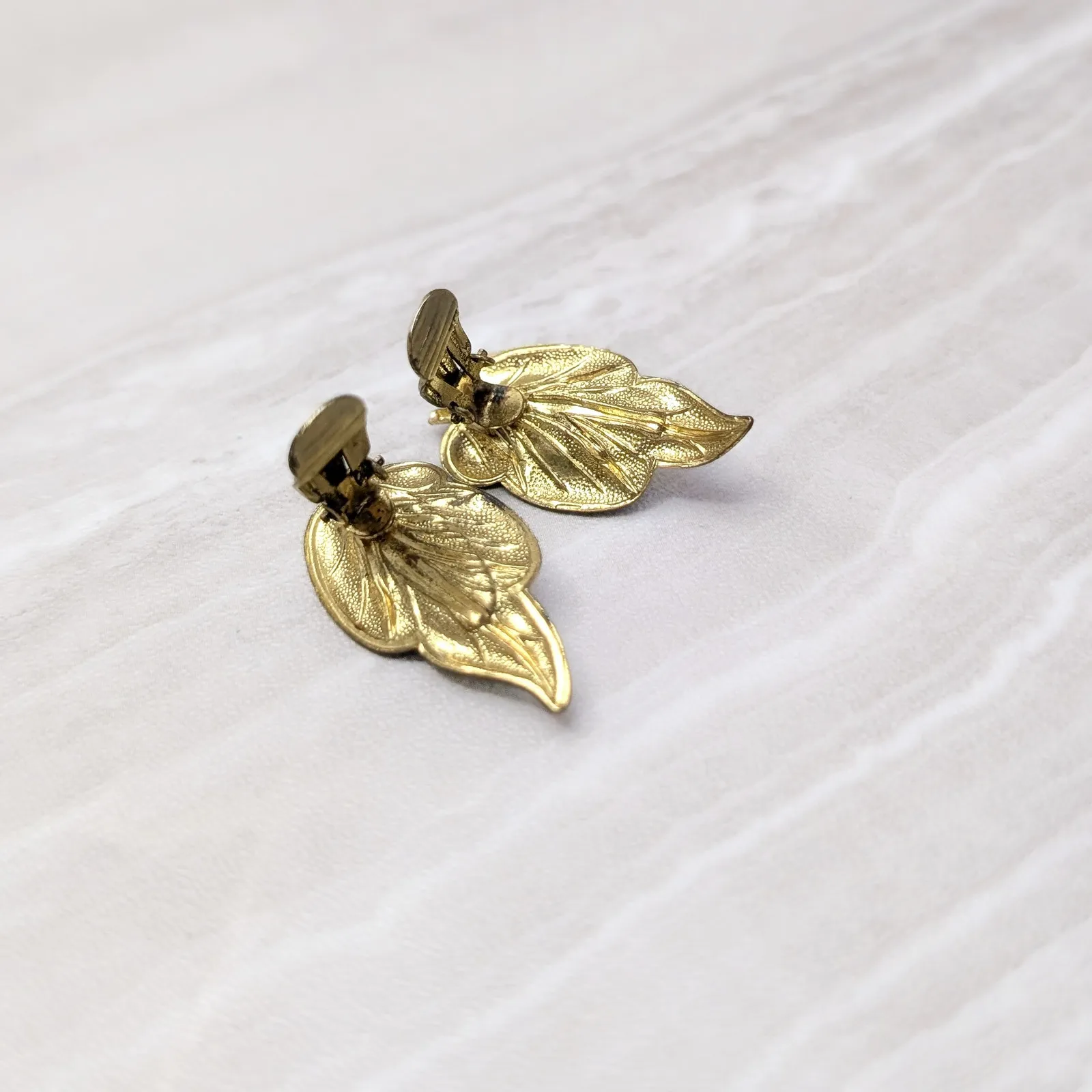 Vintage Clip On Earrings Light Green, Gold Tone, Faux Pearl - Image 7