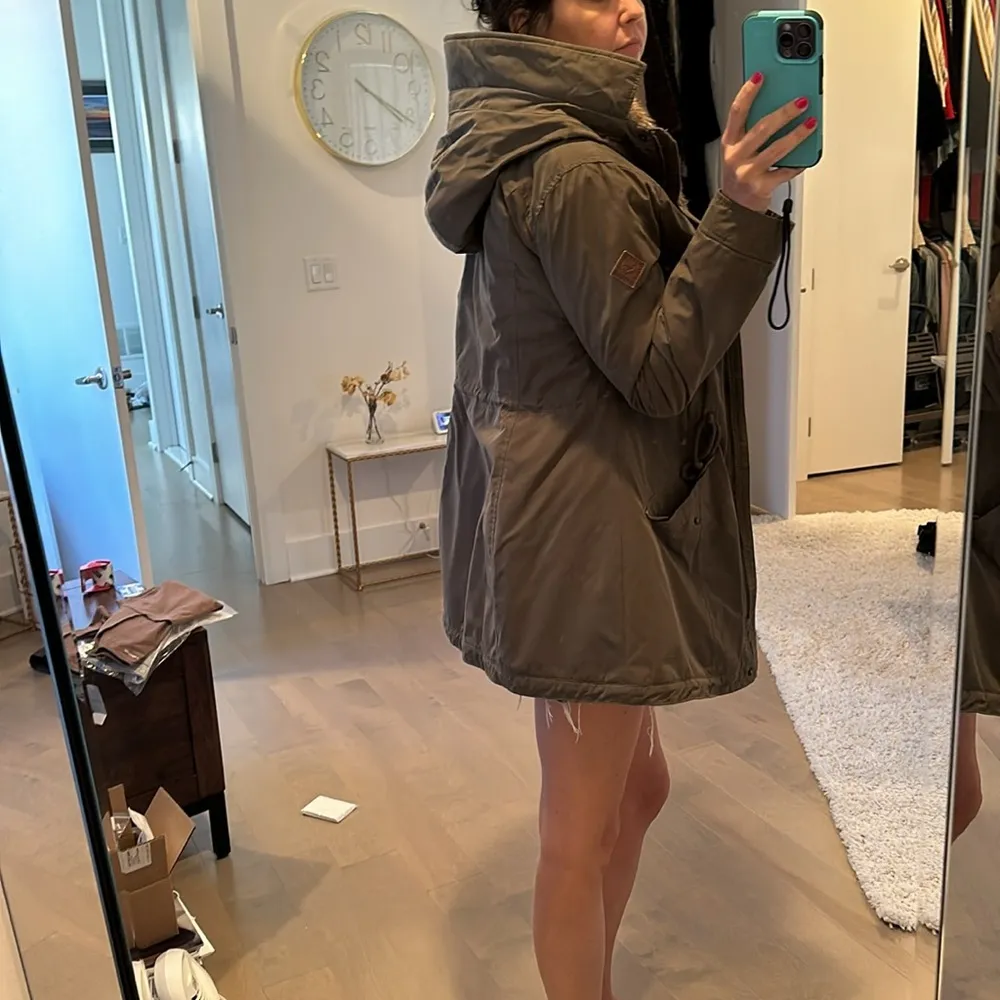 Hollister faux fur parka size M mint condition - Image 5
