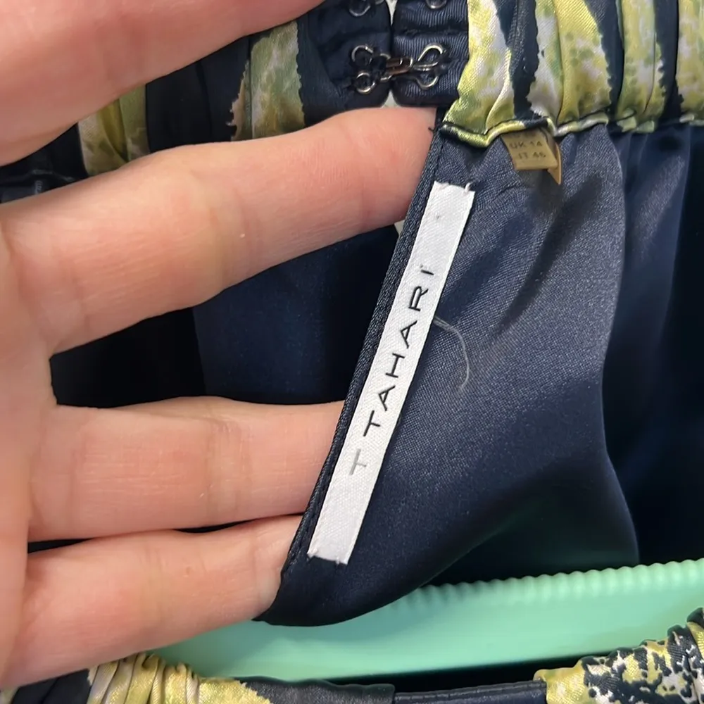 T Tahari LIKE NEW “Lauren Dress” black sleeveless dress Sz 10 midi keyhole - Image 5