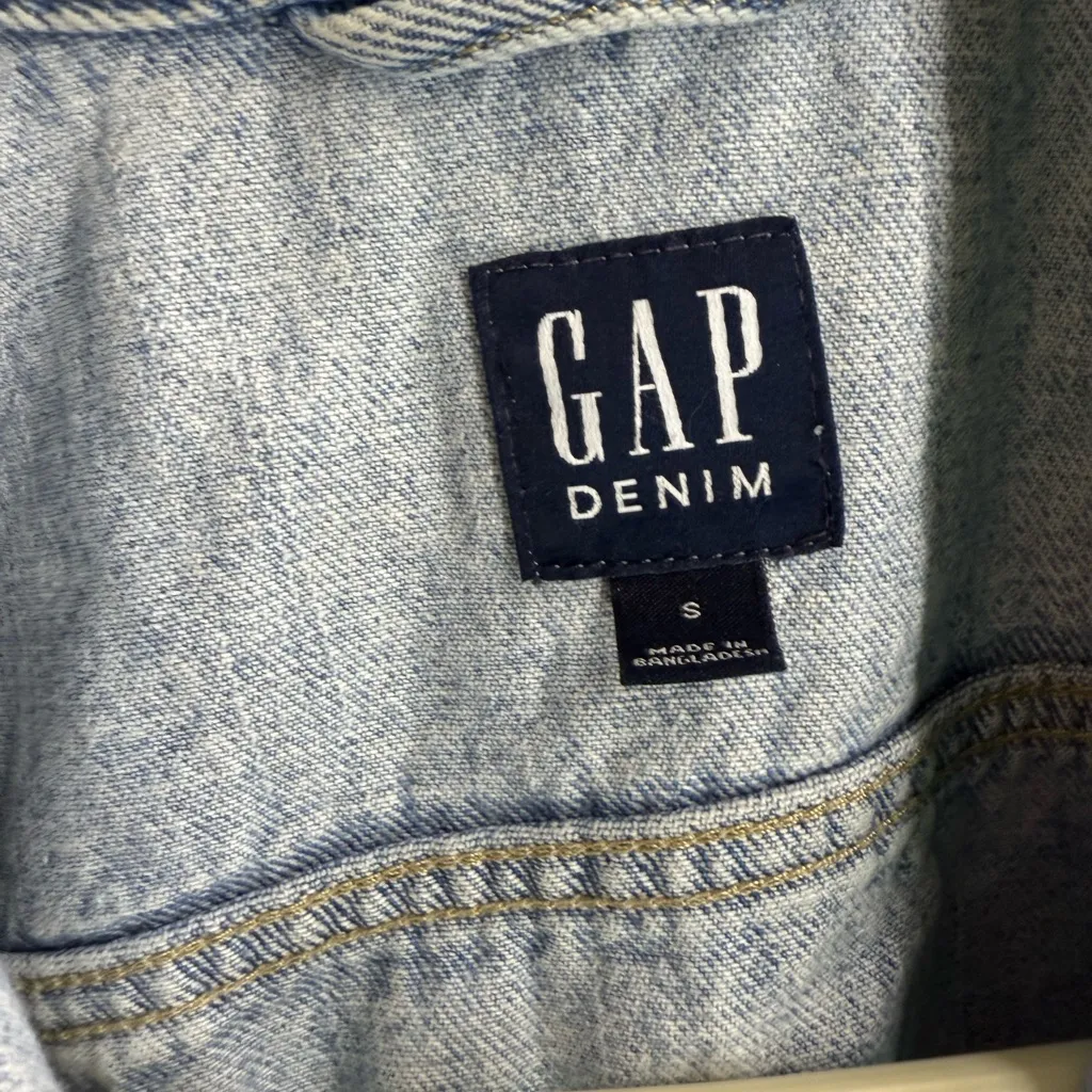 GAP Women's Faded Blue Jean Jacket - Image 3