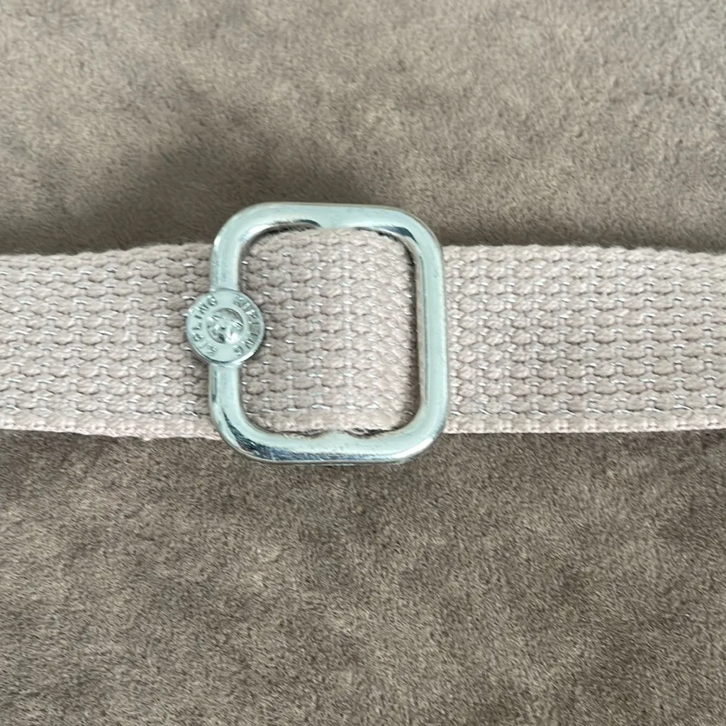 Kipling crossbody purse. Adjustable strap. Flap over closure w/ snap. Light pink - Image 3