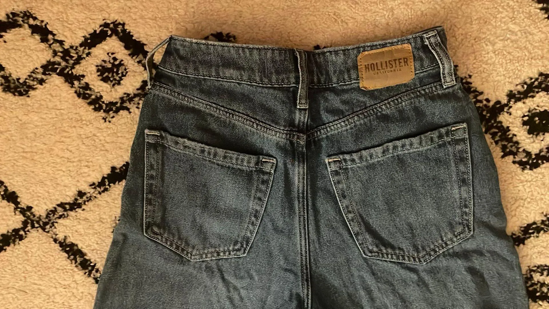 Medium Wash High-Rise Jeans - Image 4