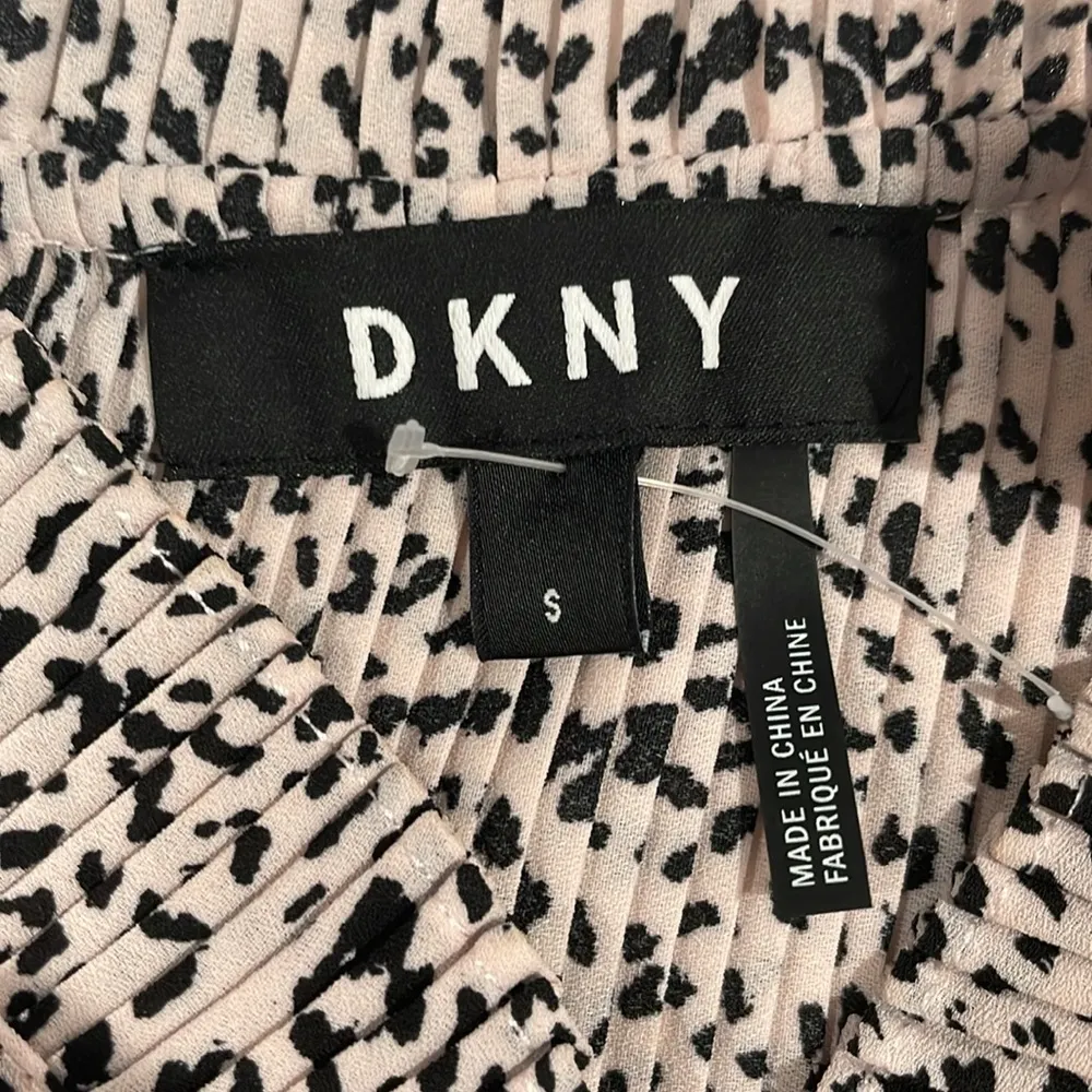 DKNY sleeveless animal print accordion pleated ruffled lightweight peplum shirt - Image 4