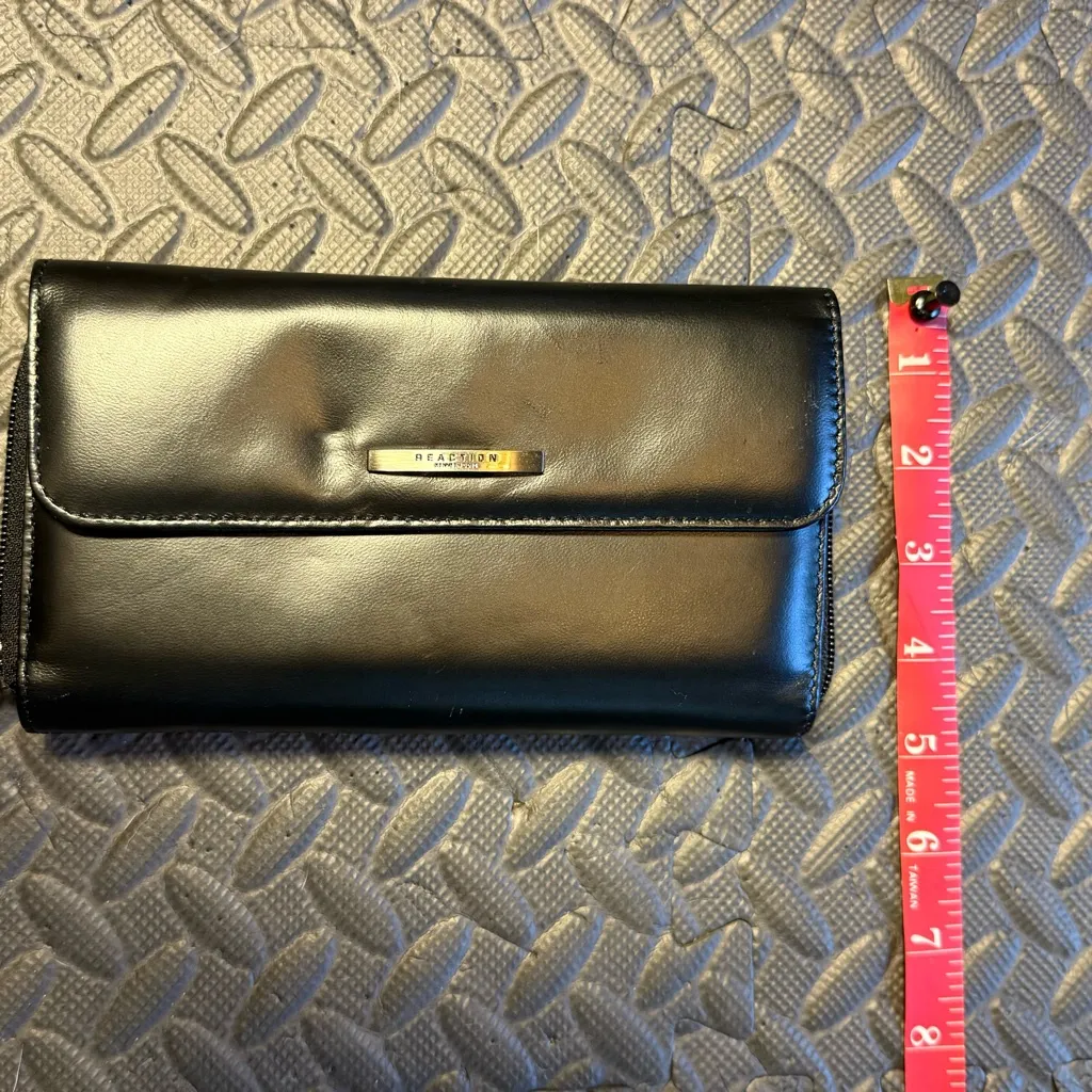 Reaction Kenneth Cole  Black Smooth Leather Wallet - Image 3