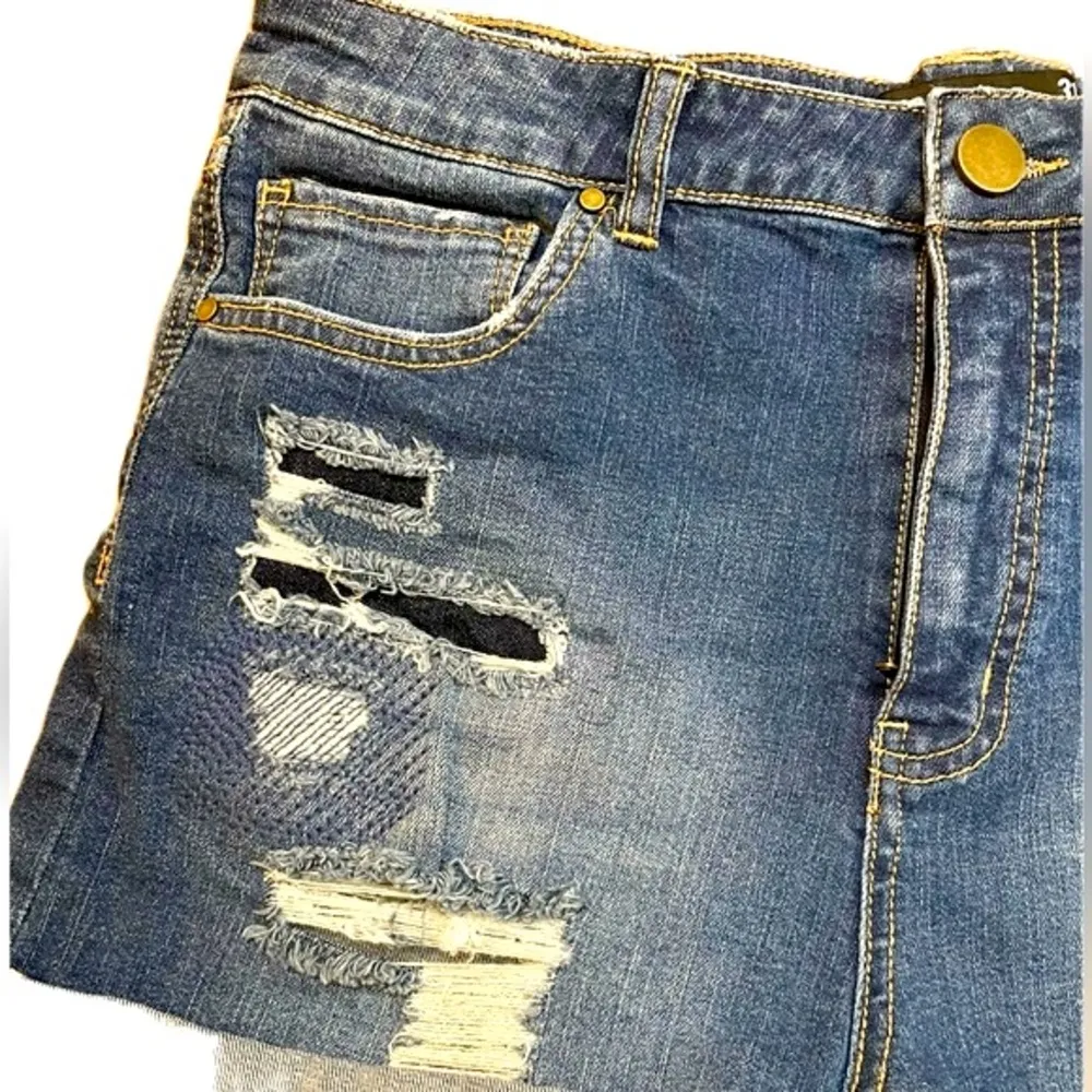 Design Lab Distressed Denim Shorts Cuffed Dark Wash EUC Size 31 - Image 2