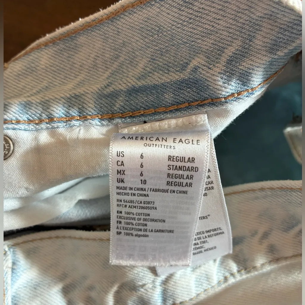 American Eagle Mom Jeans Women’s 6 Light Wash Pants Knee Rip Cut off Straight - Image 3