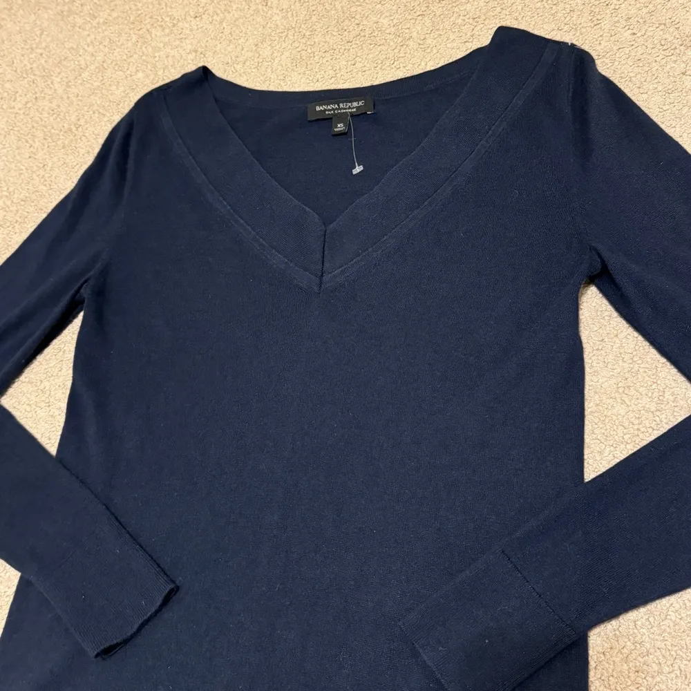 Banana Republic Silk Cashmere Blend V Neck Lightweight Sweater Size XS Women's - Image 3