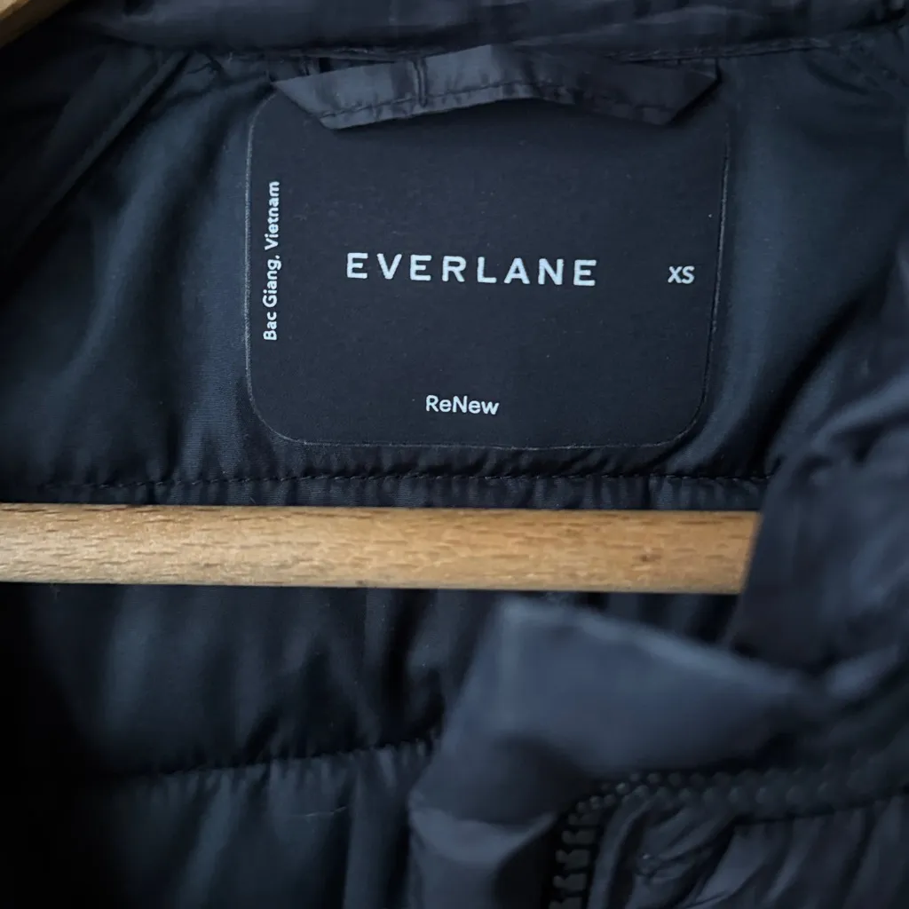 Everlane Renew Black Lightweight Puffer - Image 4