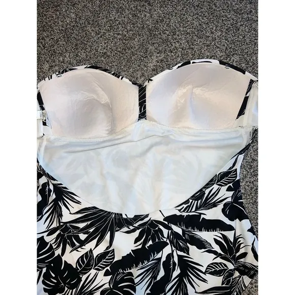 Old Navy Women's white with‎ black leaves strapless one piece swimsuit size XL - Image 4