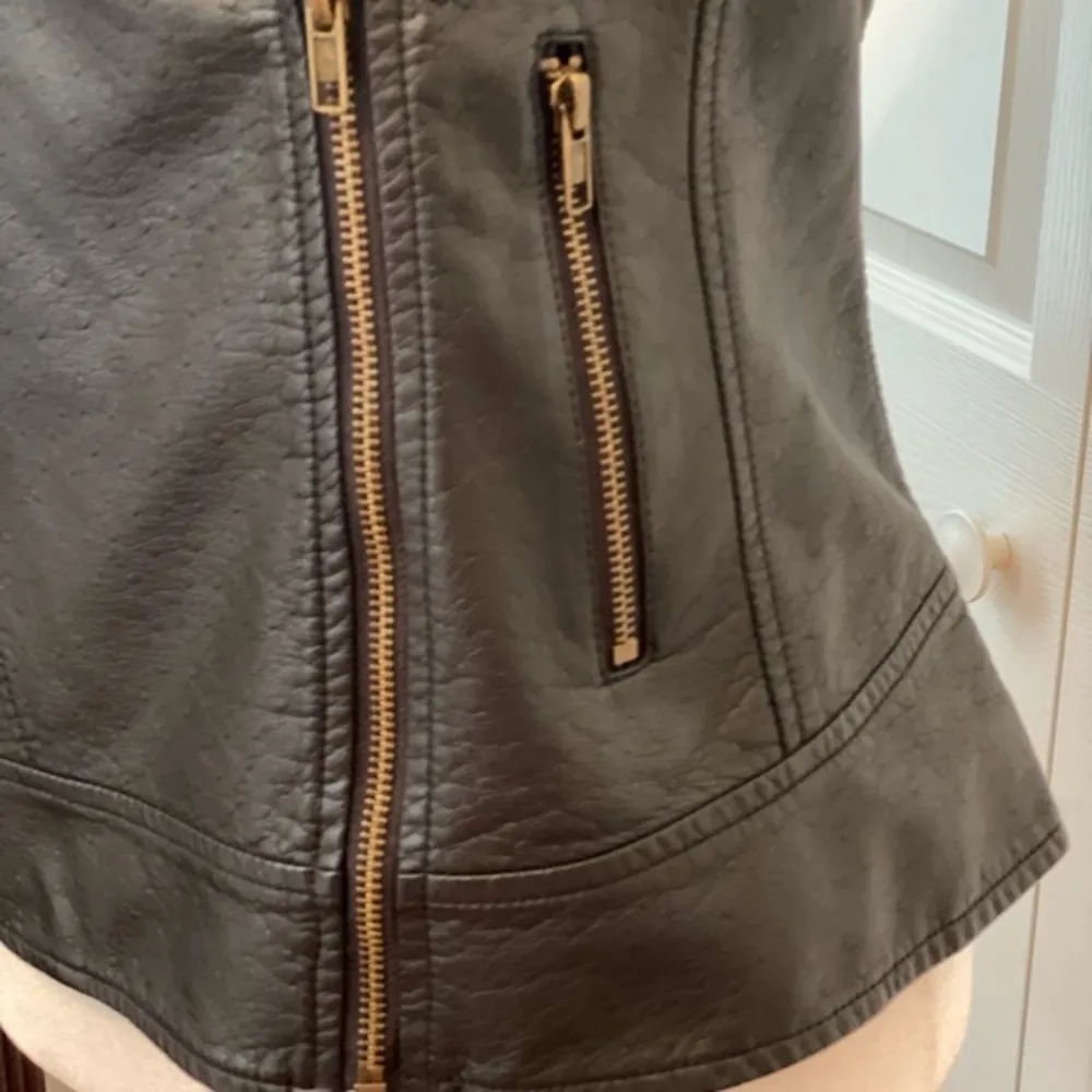 Christina Boy Meets Girl Black Veganleather Zipper Sleeveless Vest Size Small Black - Image 5